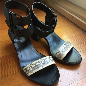 Pour La Victoire block heel sandal - size 6